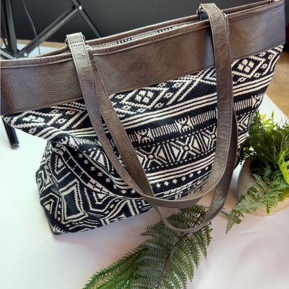 Thirty-One Tribal Black and White Tote - Picture 3 of 11